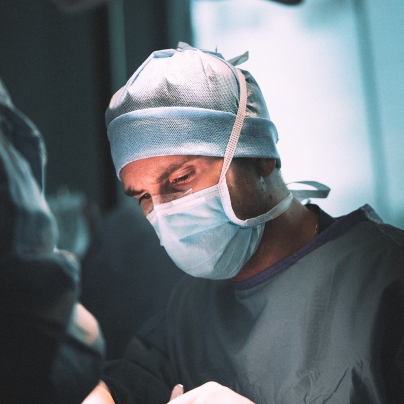 Dr Mathieu Daurade au bloc opératoire, chirurgie du visage